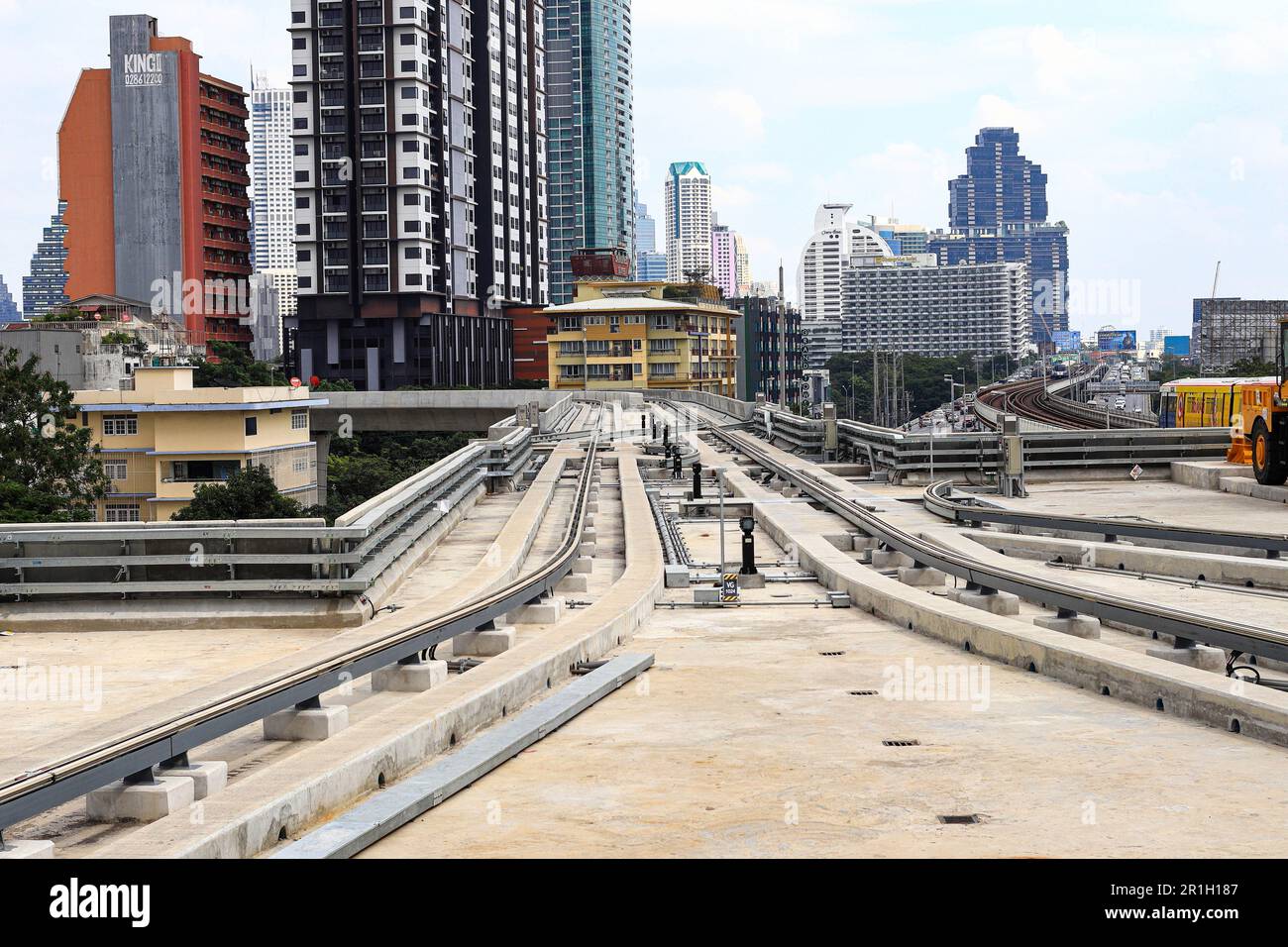 Costruzione della linea di binari Mass Rail Transit, lavori di costruzione di ferrovie sul viadotto dello skytrain. Foto Stock