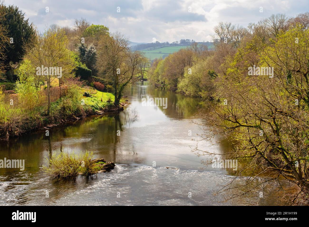 Vista a ovest lungo il fiume Usk (Afon Wysg) nel Parco Nazionale Brecon Beacons. Brynich, Brecon (Aberhonddu), Powys, Galles, Regno Unito, Regno Unito Foto Stock