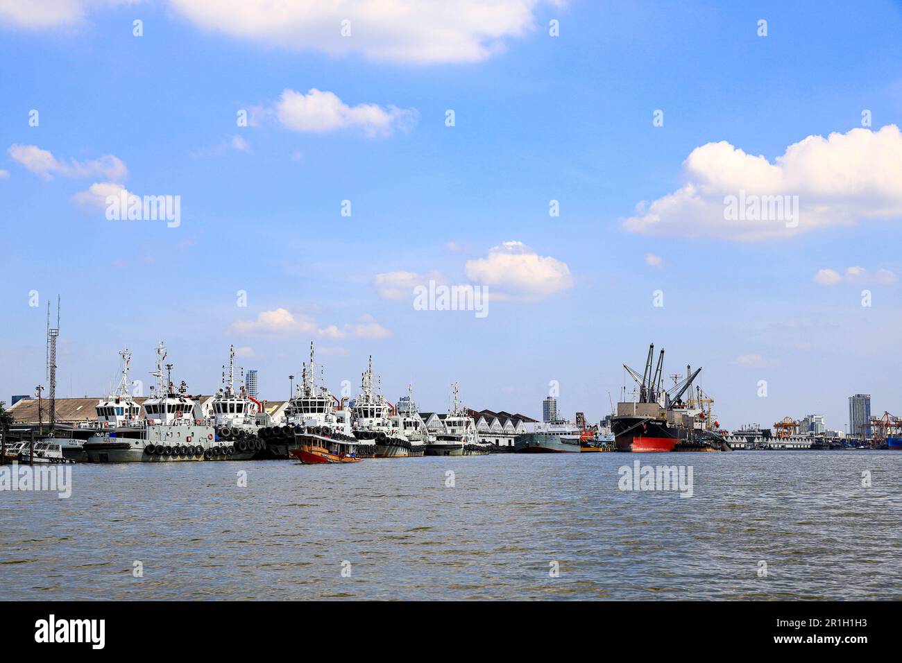 La flotta di rimorchiatore in servizio presso il terminal dei container di Bangkok, uno dei porti asiatici modernizzare e commercio globale. Foto Stock