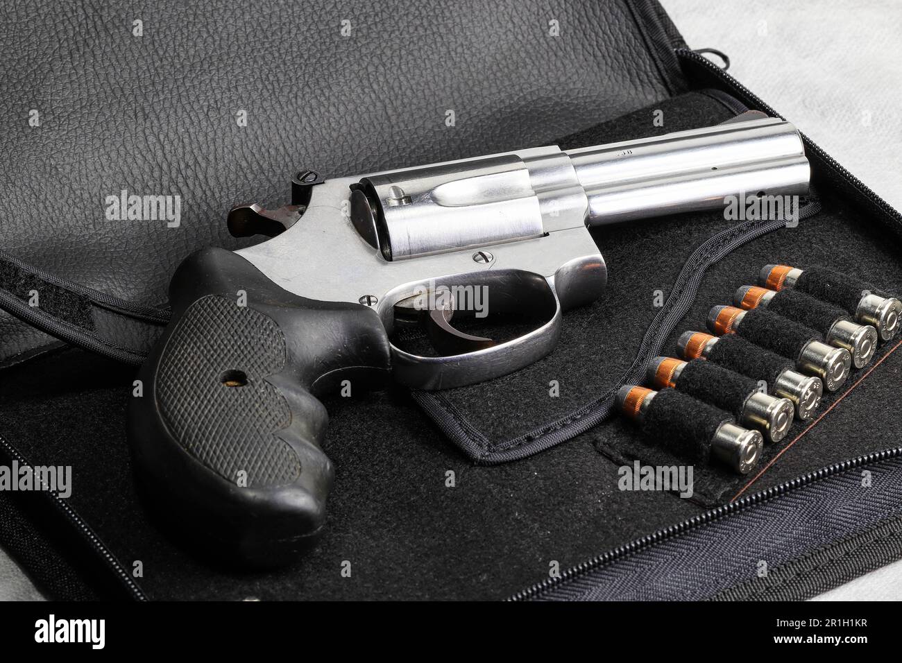 Pistola a revolver compatta, vista laterale destra pistola j-Frame M60, con cilindro chiuso preparare per l'uso isolato su sacca pistola. Foto Stock