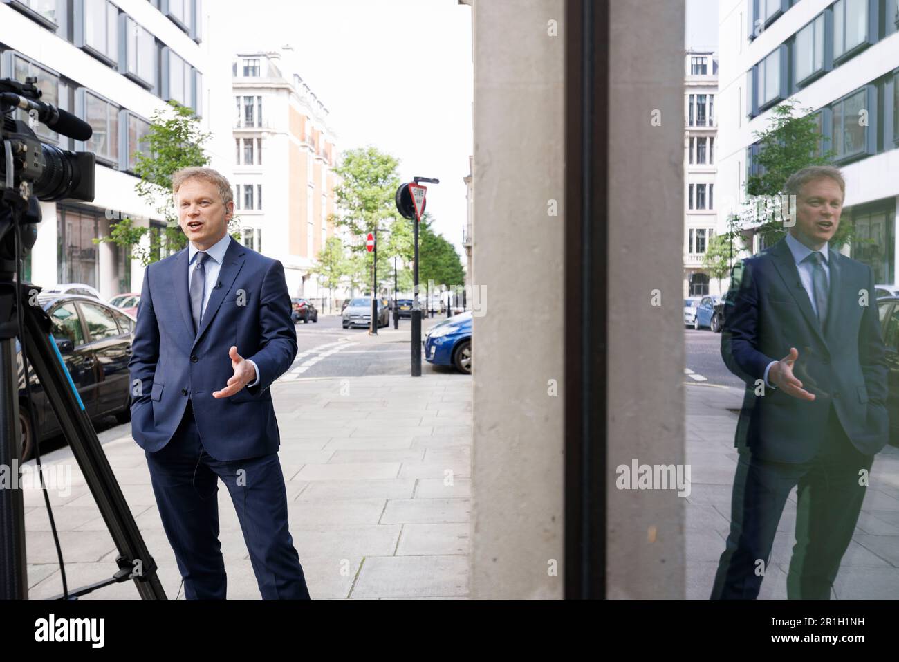 Segretario di Stato per la sicurezza energetica e Net Zero, Grant Shapps parla ai media al di fuori della BBC Broadcasting House di Londra, dopo essere comparso nel programma di attualità della BBC One, domenica con Laura Kuenssberg. Data immagine: Domenica 14 maggio 2023. Vedi PA storia POLITICA Tories. Foto Stock