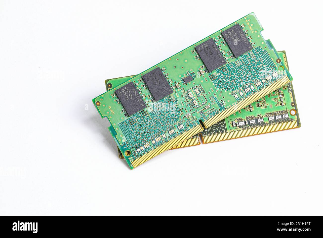 Modulo di memoria per computer notebook di tipo verde colore DDR3 4/8 chip isolato su sfondo bianco. Foto Stock