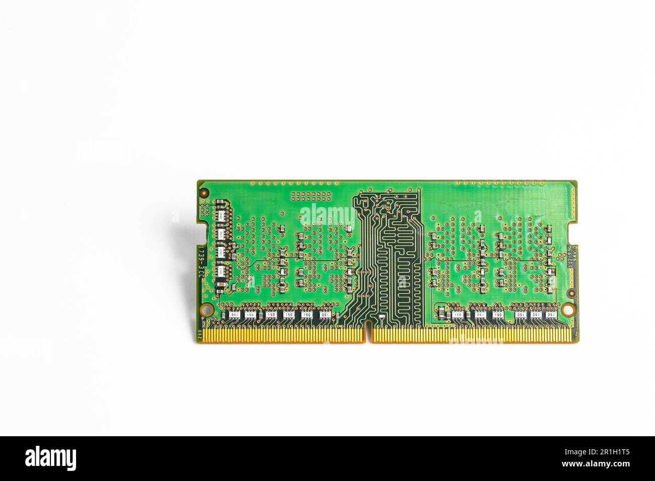Modulo di memoria per notebook tipo di modulo di memoria verde DDR4 isolato su sfondo bianco. Foto Stock