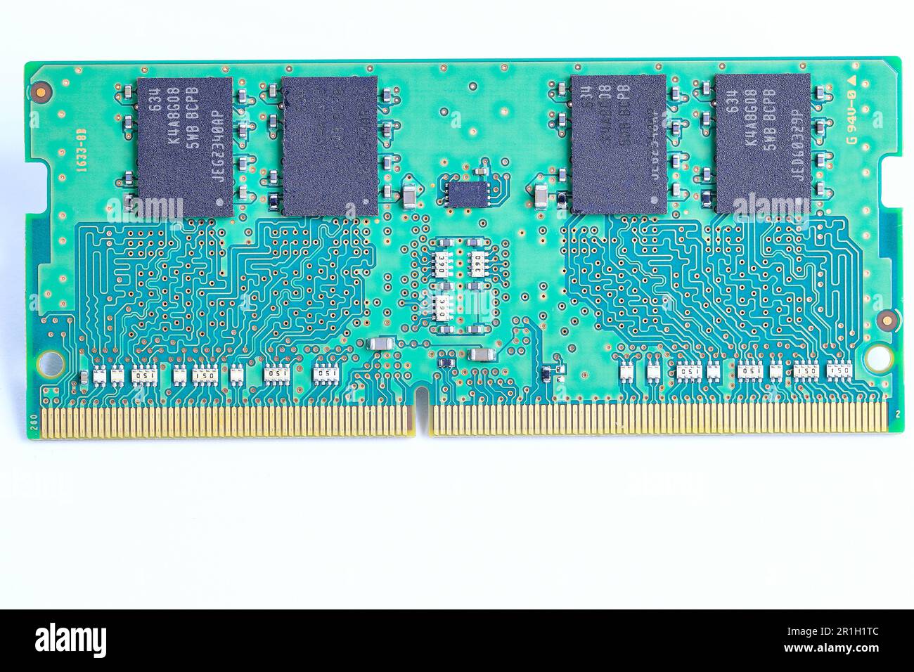 Modulo di memoria per computer notebook di tipo verde colore DDR3 4/8 chip isolato su sfondo bianco. Foto Stock