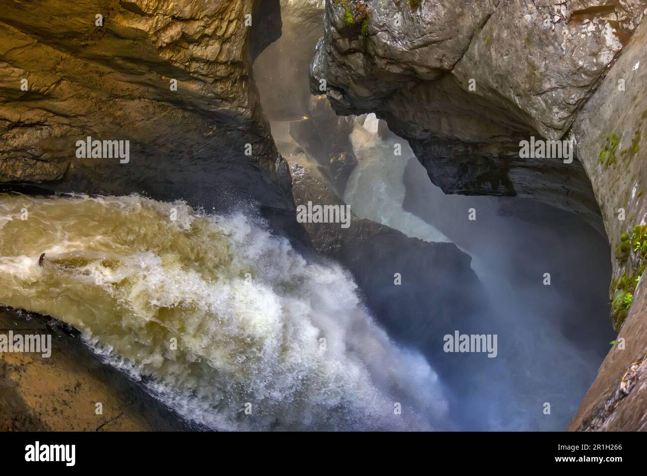 Cascate di Trummelbach, Lauterbrunnen, Svizzera - le più grandi cascate sotterranee d'Europa Foto Stock