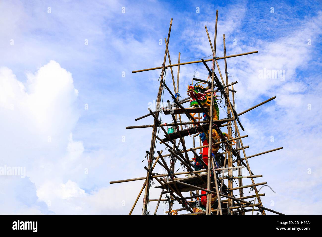 Impalcatura per la ricostruzione lo sfondo della scultura del Drago Cinese con cielo blu. modello orizzontale. Foto Stock