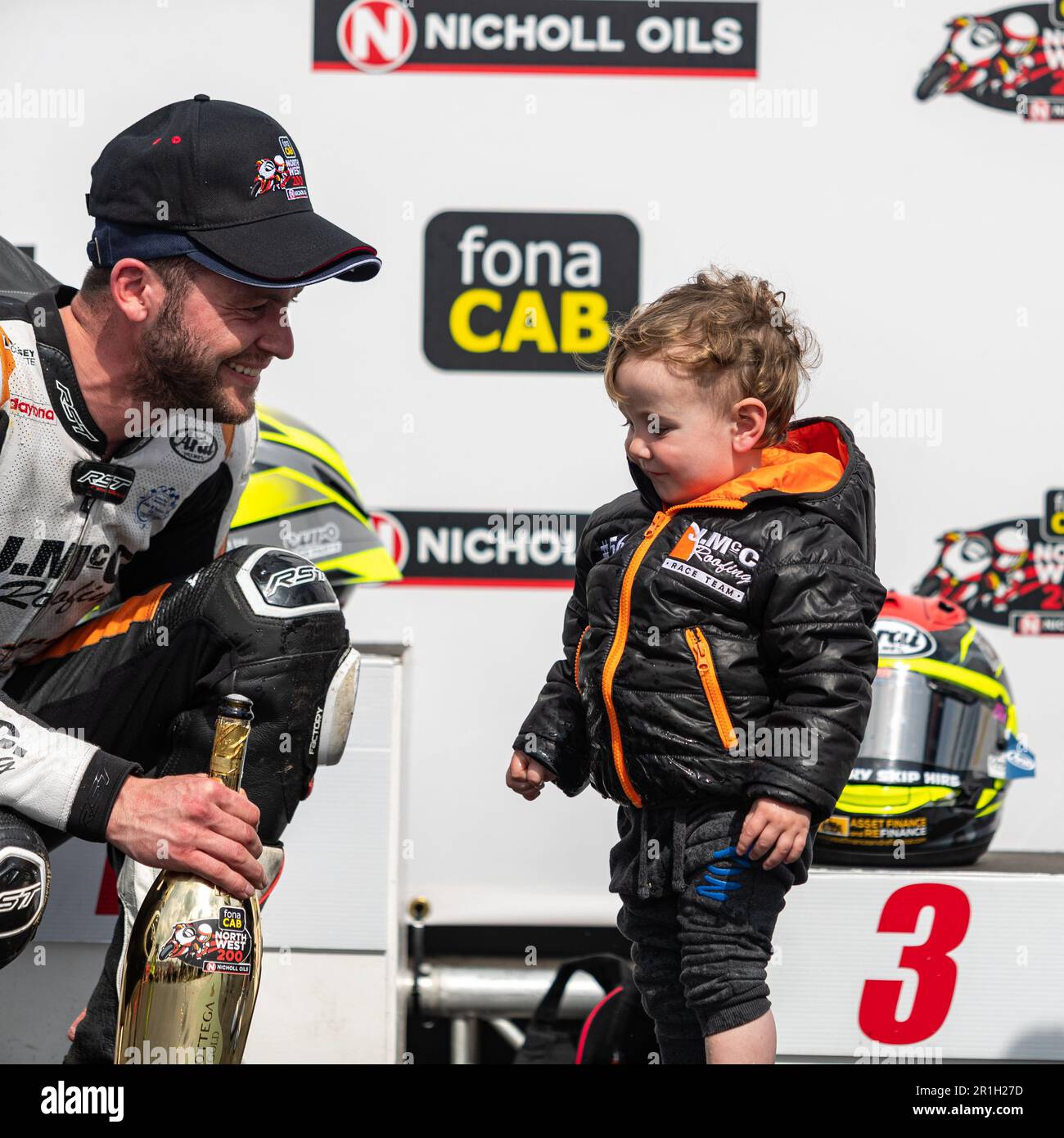 Portstewart, Regno Unito. 13th maggio, 2023. Richard Cooper sul podio dopo aver vinto la gara di classe J M Paterson Supertwin al Northwest 200. Posizioni 1st. Richard Cooper. 2nd Jeremy McWilliams. 3rd Adam Mclean Credit: Notizie dal vivo Bonzo/Alamy Foto Stock