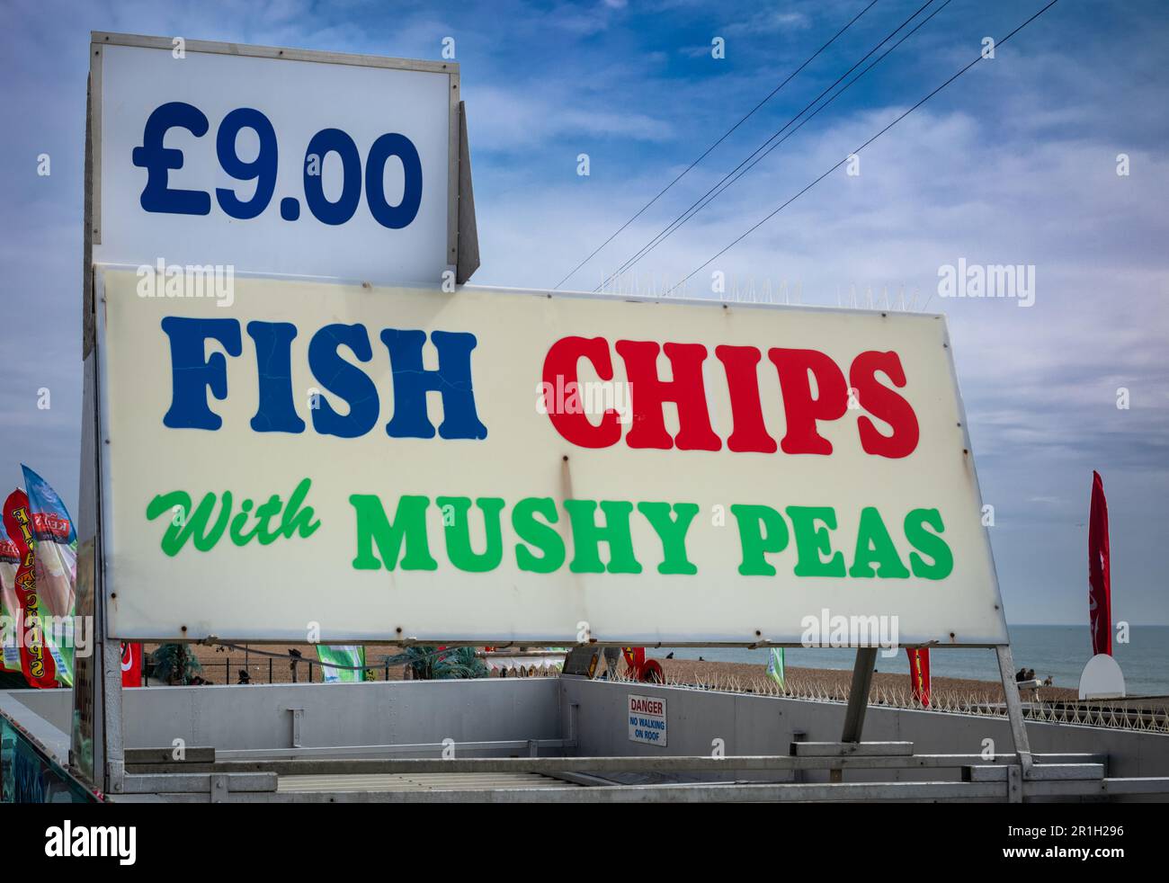 Un grande segno che fa pubblicità a fish and chips sulla spiaggia di Brighton, East Sussex, UK. Fish and chips è un piatto nazionale nel Regno Unito e sempre associato con il Foto Stock