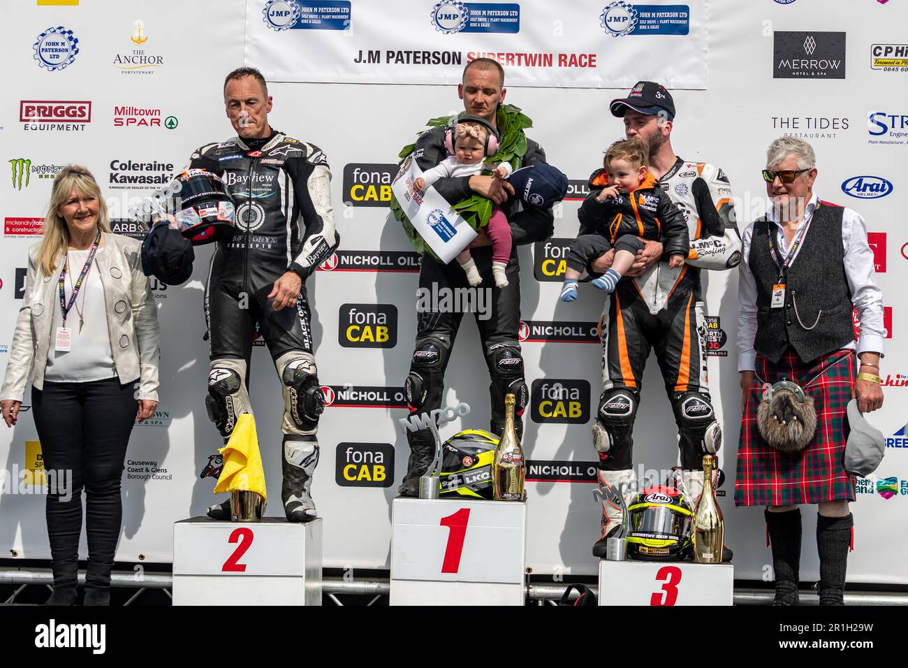 Portstewart, Regno Unito. 13th maggio, 2023. Richard Cooper sul podio dopo aver vinto la gara di classe J M Paterson Supertwin al Northwest 200. Posizioni 1st. Richard Cooper. 2nd Jeremy McWilliams. 3rd Adam Mclean Credit: Notizie dal vivo Bonzo/Alamy Foto Stock