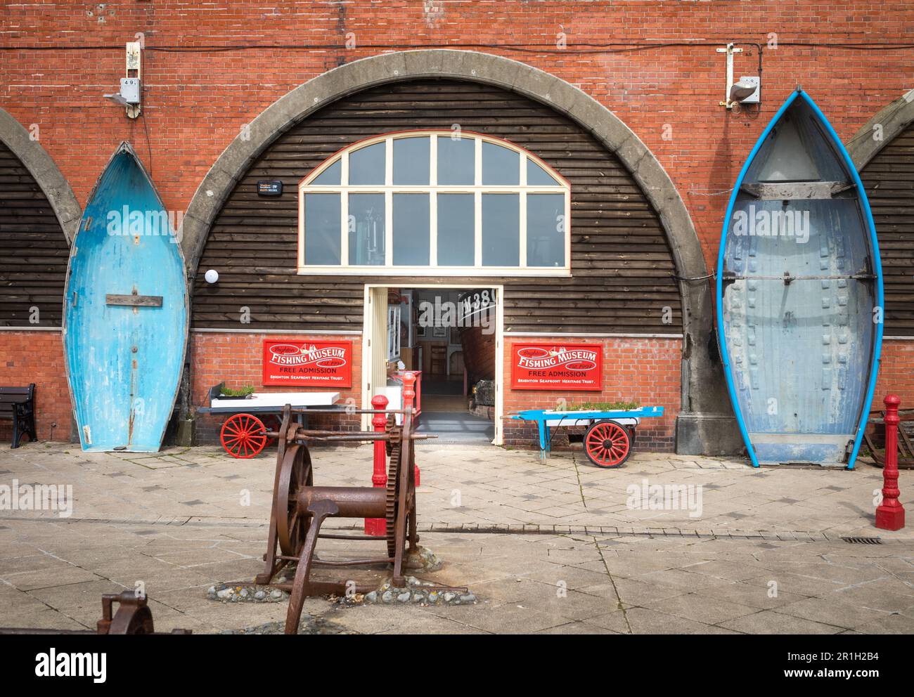 L'ingresso al Museo della pesca in archi sotto la passeggiata a Brighton, East Sussex, Regno Unito. Il museo, che è libero di entrare, ha vecchio bo di pesca Foto Stock