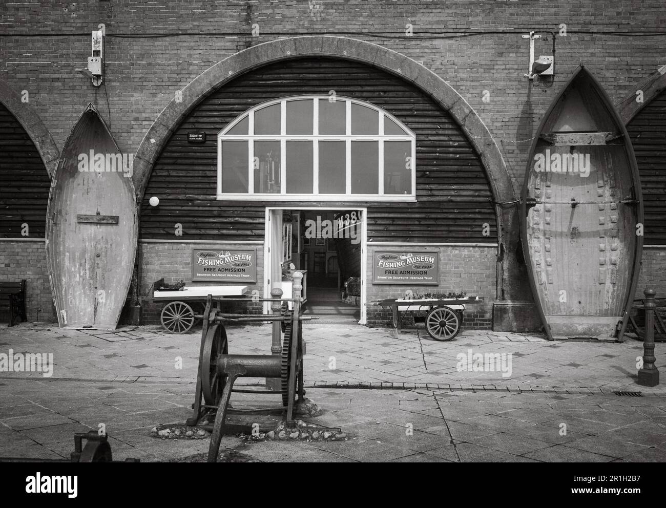 L'ingresso al Museo della pesca in archi sotto la passeggiata a Brighton, East Sussex, Regno Unito. Il museo, che è libero di entrare, ha vecchio bo di pesca Foto Stock