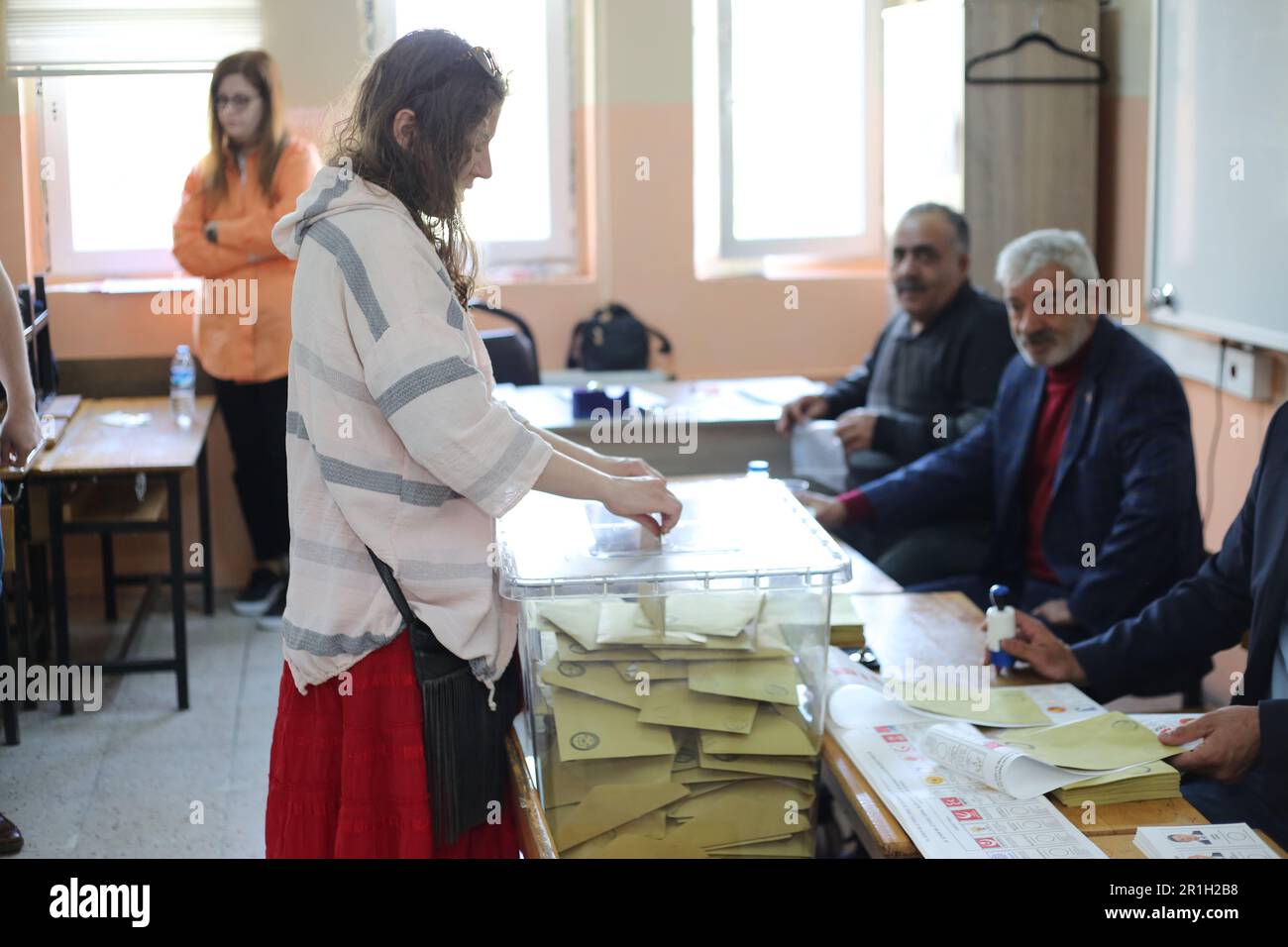 A Zübeyde hanım okulu (scuola), Dadaşkent, Erzurum - 14 maggio 2023: La gente vota per il presidente e i partiti nelle prime elezioni turche ad Aziziye, E. Foto Stock