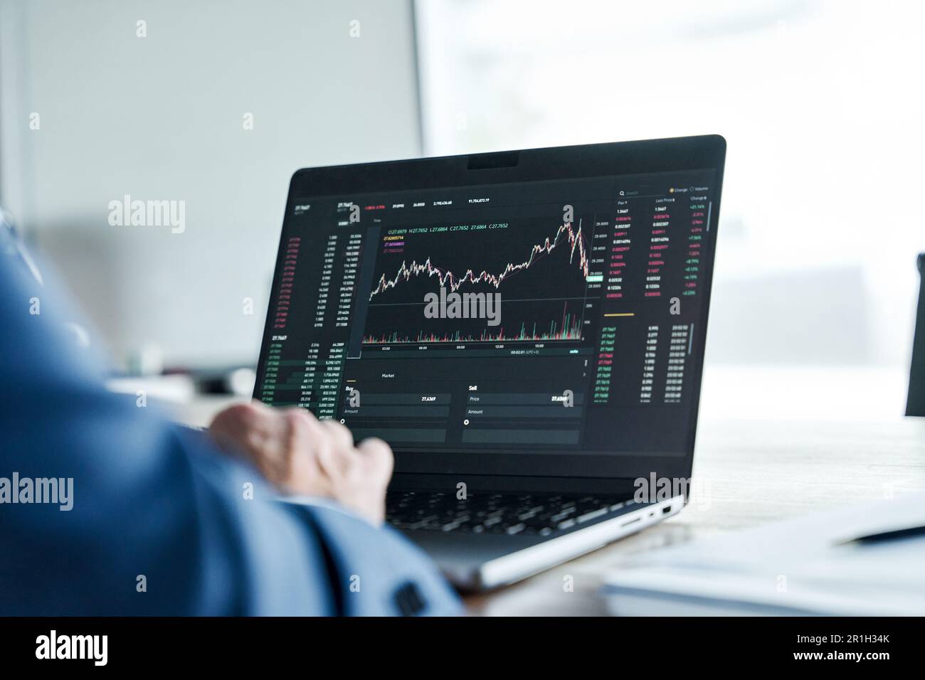 Analista di investitori che analizza il mercato azionario di cripto sullo schermo del calcolatore. Sopra la spalla Foto Stock