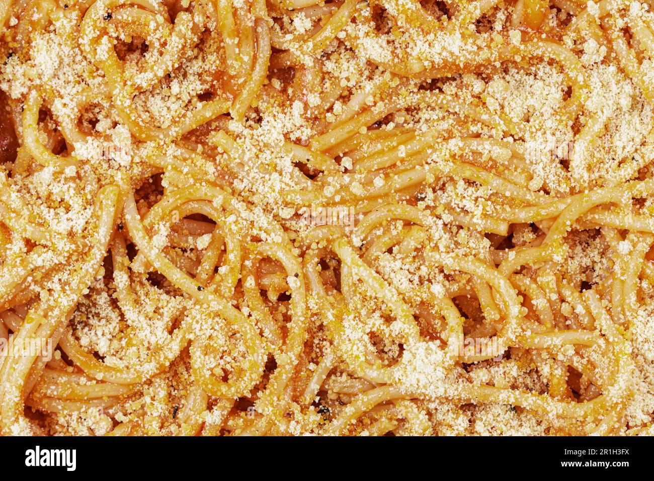 Primo piano di un piatto di deliziosi spaghetti e Parmigiano isolato con spazio copia Foto Stock
