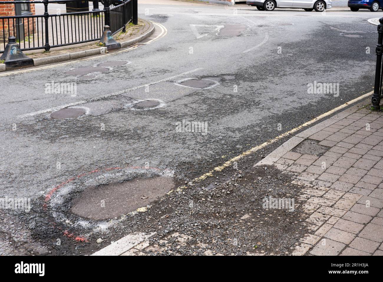 Riparazioni temporanee delle buche di Winchester Road, Basingstoke, Regno Unito. Concetto: Riparazioni delle patch, fondi insufficienti, budget stradali del consiglio Foto Stock