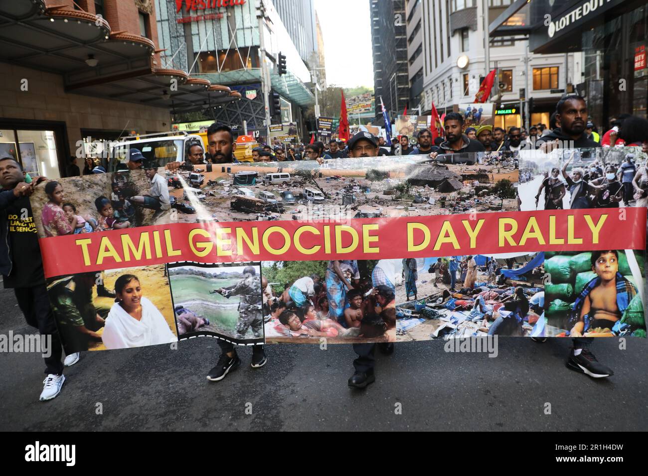 Sydney, Australia. 14th maggio 2023. Nel maggio del 2009, la spiaggia di Mullivaikkal sperimentò un'insanguinosa sparizione di sangue mentre l'esercito dello Sri Lanka intrappolò e uccise decine di migliaia di tamil in un'offensiva genocida contro la lotta per una patria tamil nel nord e nell'est del paese. Sono passati quattordici anni da questo orrore, eppure i criminali di guerra imbevuti di sangue, responsabili delle uccisioni genocidi, restano in posizioni di alto livello all'interno dei militari e del governo. Credit: Richard Milnes/Alamy Live News Foto Stock