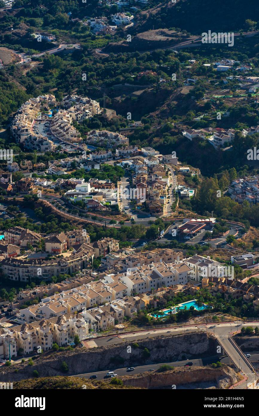 Ricco quartiere residenziale con piscine condivise a Benalmádena, Spagna, girato dall'alto Foto Stock