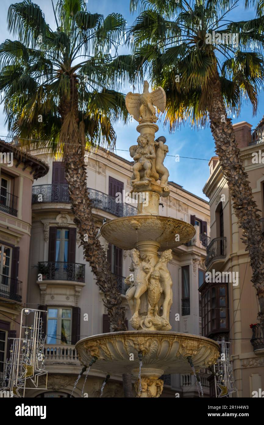 Fuente de Genova, splendida fontana con angeli scolpiti e piccioni su una piazza del centro di Malaga Foto Stock