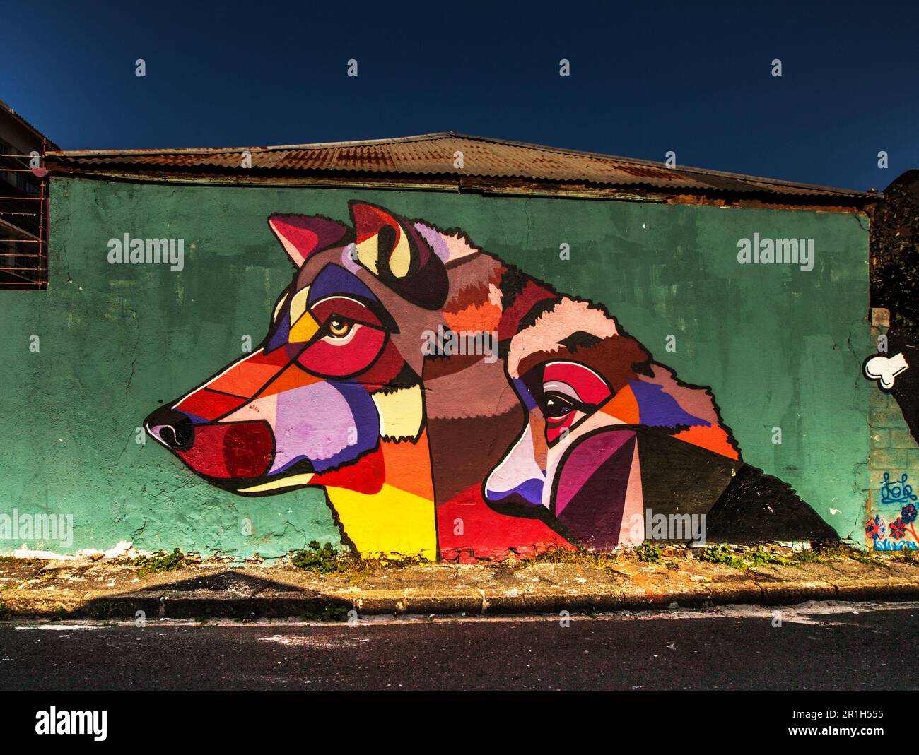 Città Street art, graffiti lupo e tag design con creatività all'aperto nelle vicinanze. Murale urbano, grafica animale e illustrazione con creatività Foto Stock