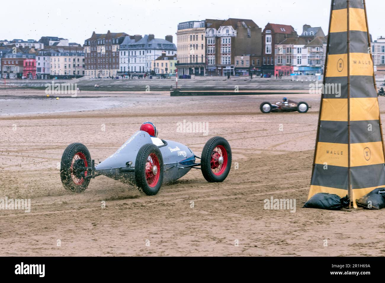 Corse di hotrod al carro armato della pancia alla gara di spiaggia di Mille Margate 2023 Foto Stock