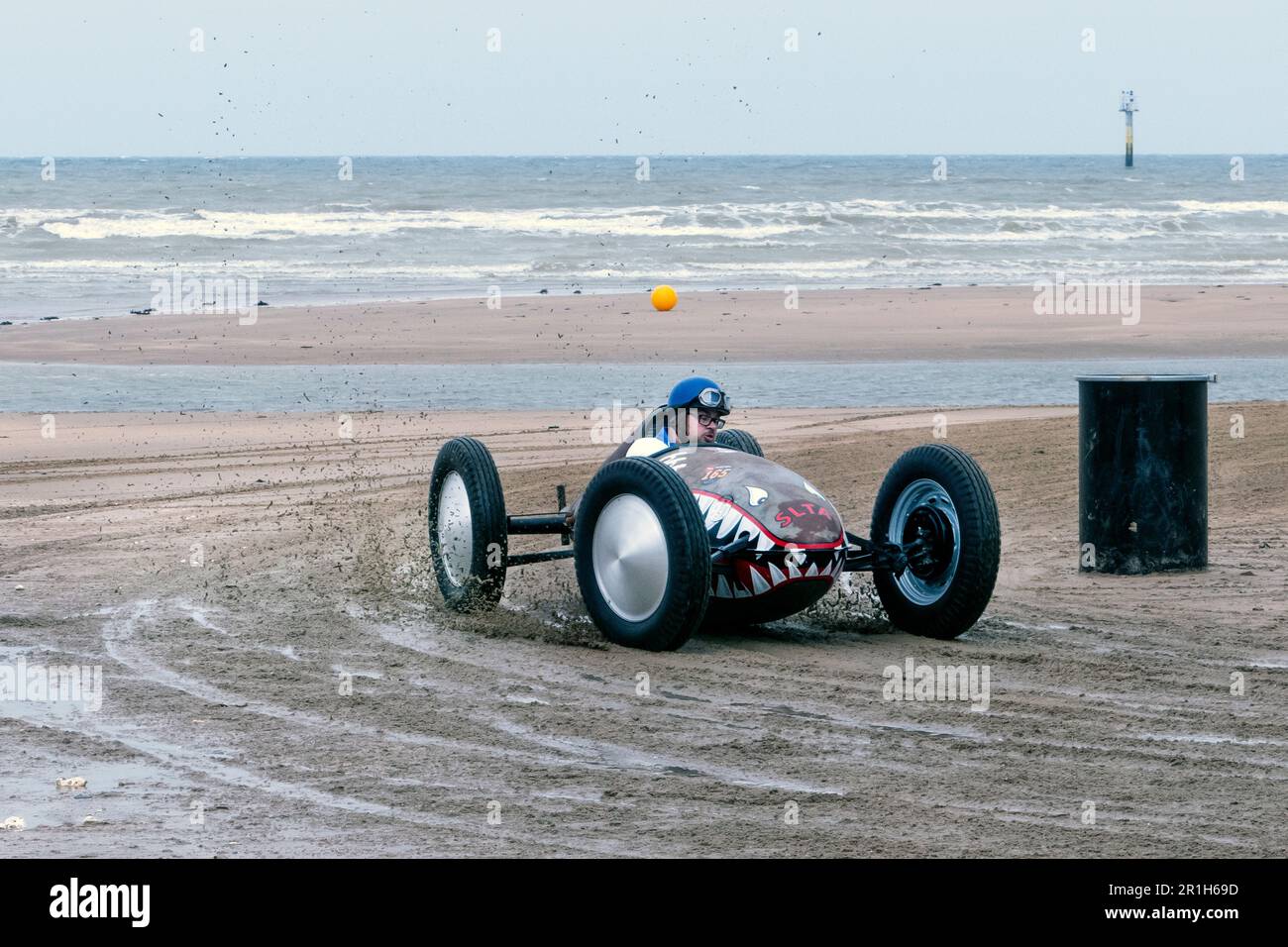 Corse di hotrod al carro armato della pancia alla gara di spiaggia di Mille Margate 2023 Foto Stock