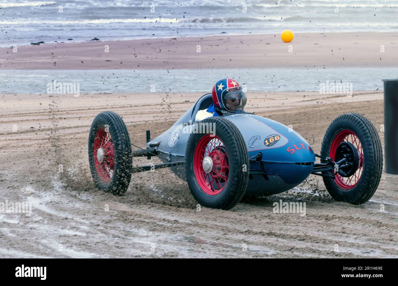 Corse di hotrod al carro armato della pancia alla gara di spiaggia di Mille Margate 2023 Foto Stock