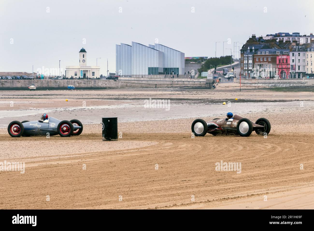 Corse di hotrod al carro armato della pancia alla gara di spiaggia di Mille Margate 2023 Foto Stock