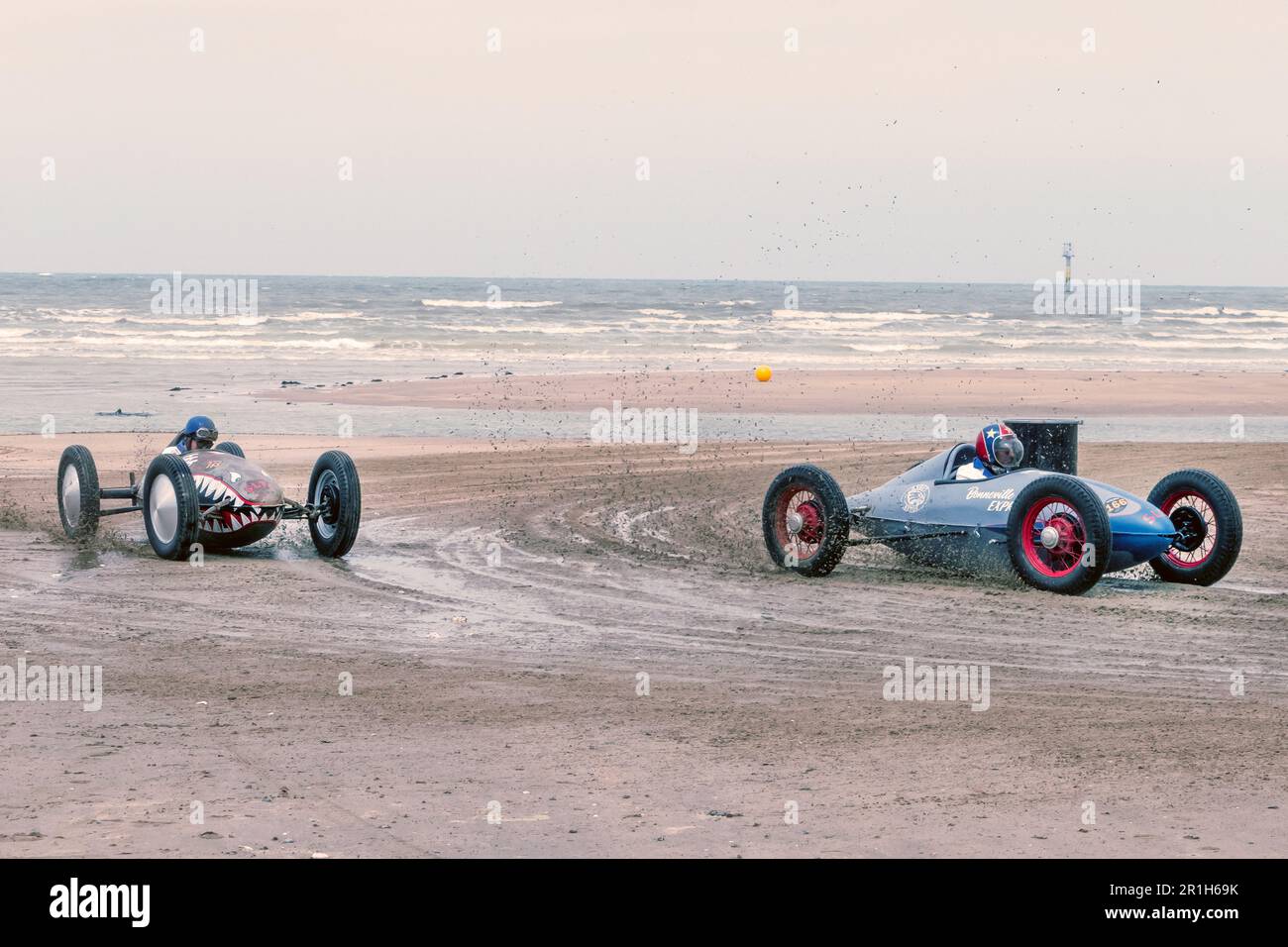 Corse di hotrod al carro armato della pancia alla gara di spiaggia di Mille Margate 2023 Foto Stock