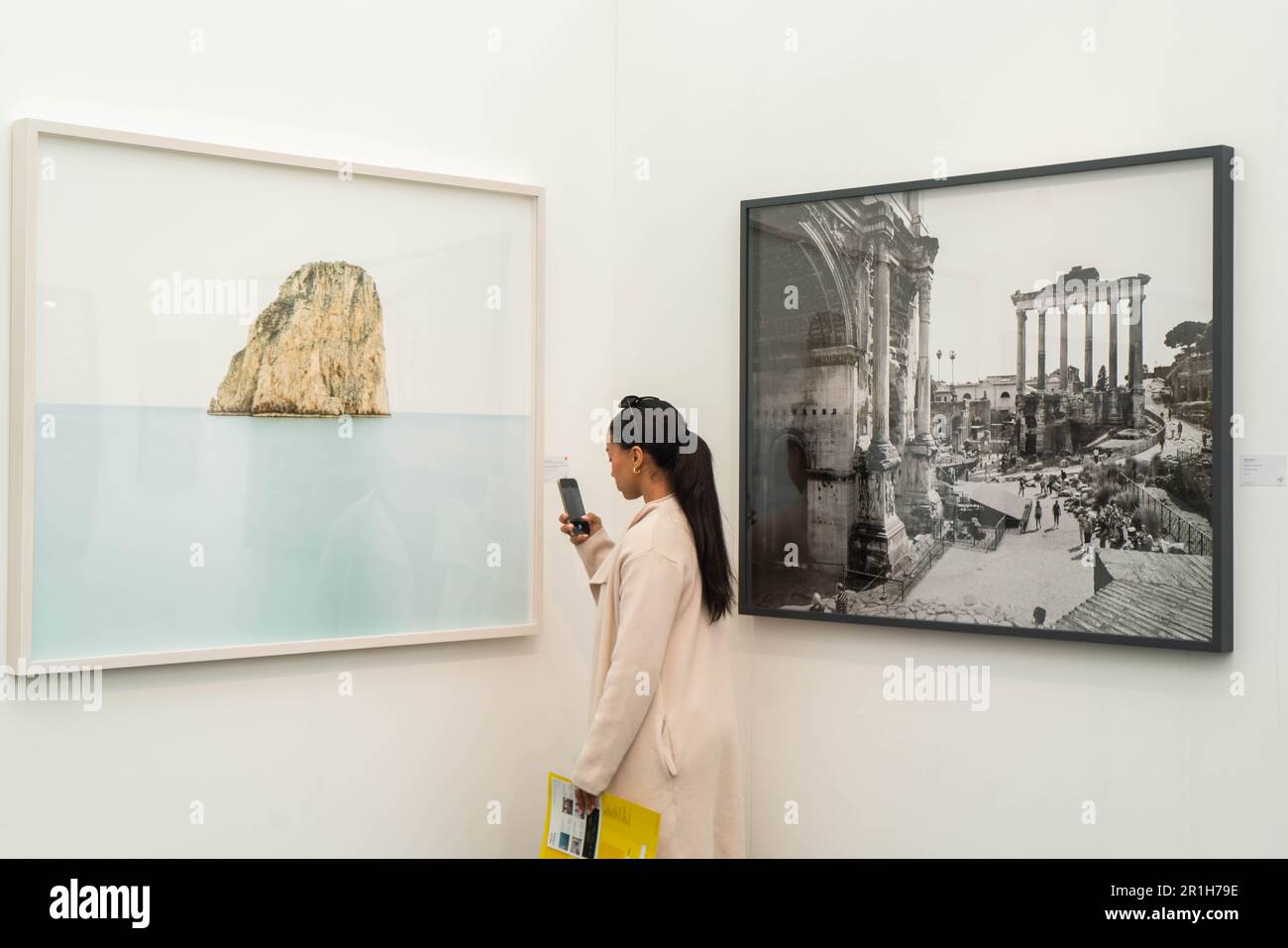 Londra Regno Unito. 14 maggio 2023. Un visitatore vede Francesco Jodice (L) Capri. Le Cronache di Diefenbach 2021, (R) Gabriele Basilico Roma 2010, Galleria Podbielski, Milano. L'ottava edizione di Photo London al Somerset House London presenta 126 importanti gallerie ed editori internazionali che mostrano e vendono lavori di fotografi con mostre e colloqui curati. Foto Londra parte dal 11-14 maggio. Credit: amer Ghazzal/Alamy Live News Foto Stock