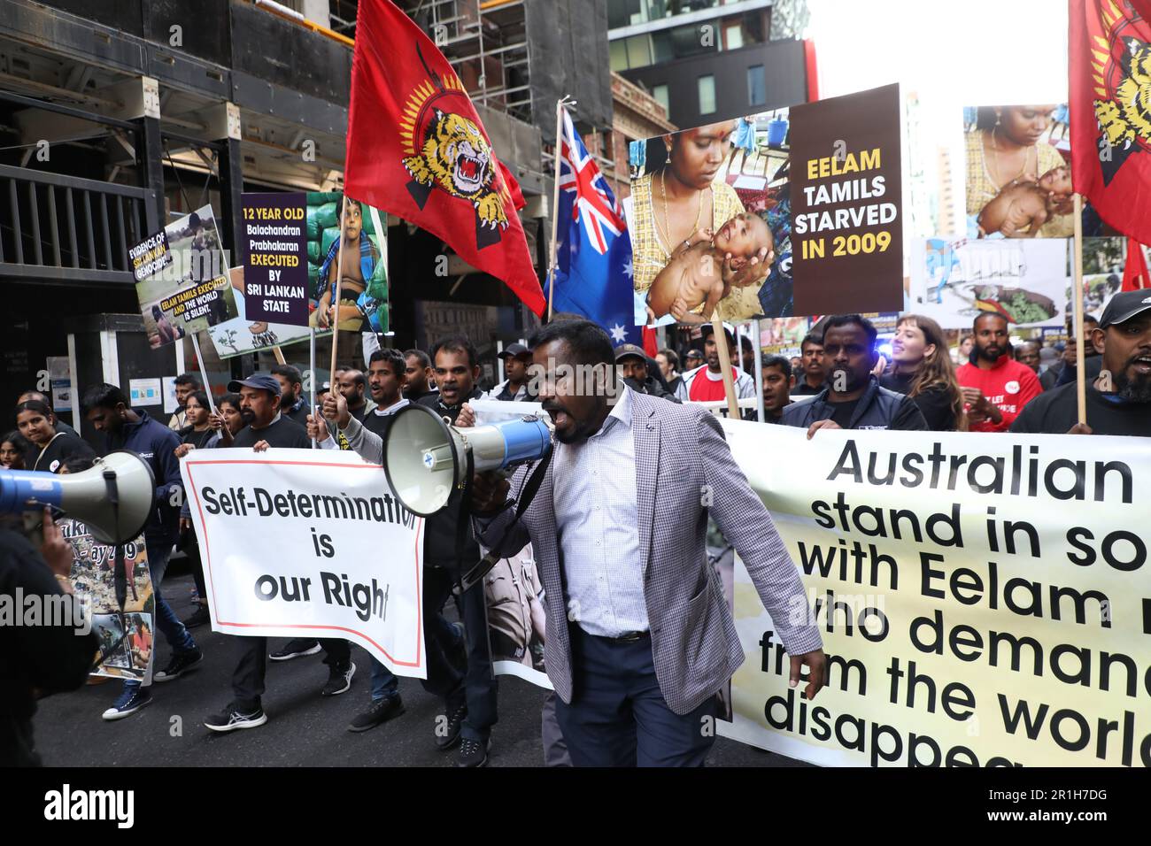 Sydney, Australia. 14th maggio 2023. Nel maggio del 2009, la spiaggia di Mullivaikkal sperimentò un'insanguinosa sparizione di sangue mentre l'esercito dello Sri Lanka intrappolò e uccise decine di migliaia di tamil in un'offensiva genocida contro la lotta per una patria tamil nel nord e nell'est del paese. Sono passati quattordici anni da questo orrore, eppure i criminali di guerra imbevuti di sangue, responsabili delle uccisioni genocidi, restano in posizioni di alto livello all'interno dei militari e del governo. 2023 maggio marchio di credito: Richard Milnes/Alamy Live News Foto Stock