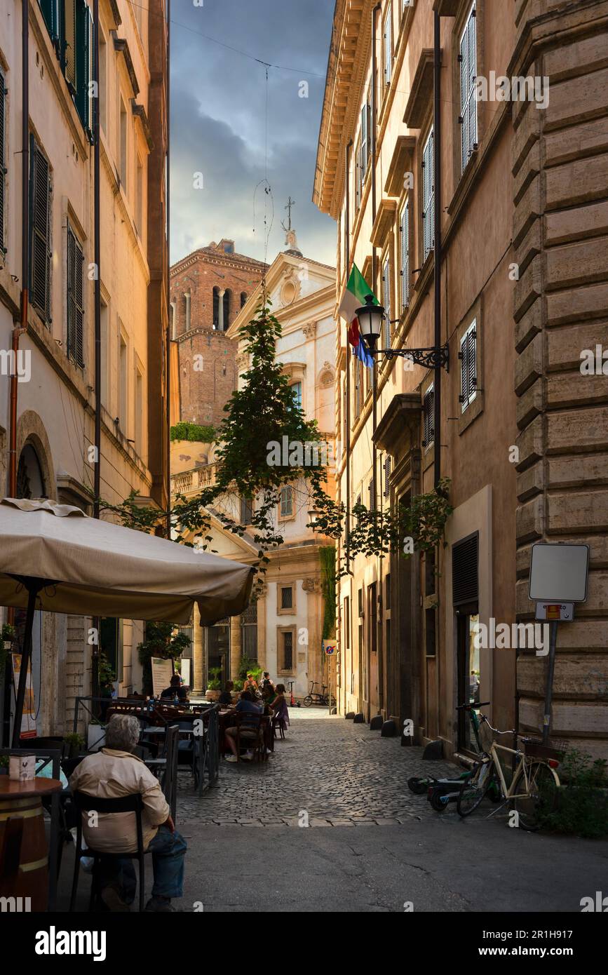 Street cafè sulla stretta strada vecchia di Roma Foto Stock