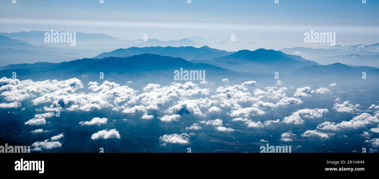 Vista panoramica sulle montagne sopra le piccole nuvole Foto Stock