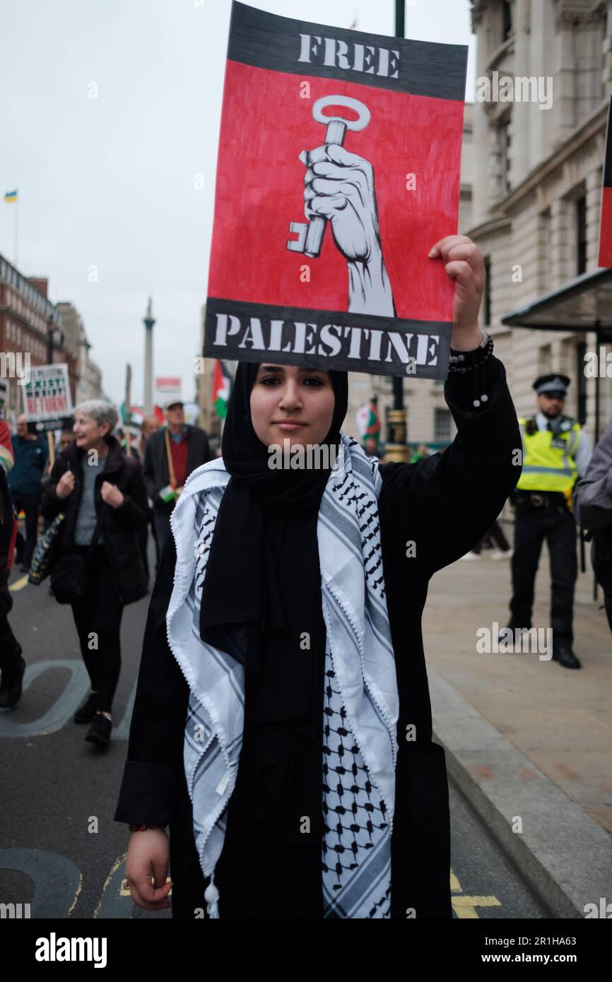 Londra, Regno Unito. 13th maggio, 2023. NAKBA 75 dimostrazione Nazionale nel maggio di quest'anno i palestinesi commemoreranno il 75th° anniversario della Nakba, il processo di pulizia etnica, colonizzazione e dismissione che ha visto oltre 750.000 palestinesi cacciati in esilio e più di 500 città e villaggi spazzati via dalla mappa. Credit: João Daniel Pereira/Alamy Live News Foto Stock