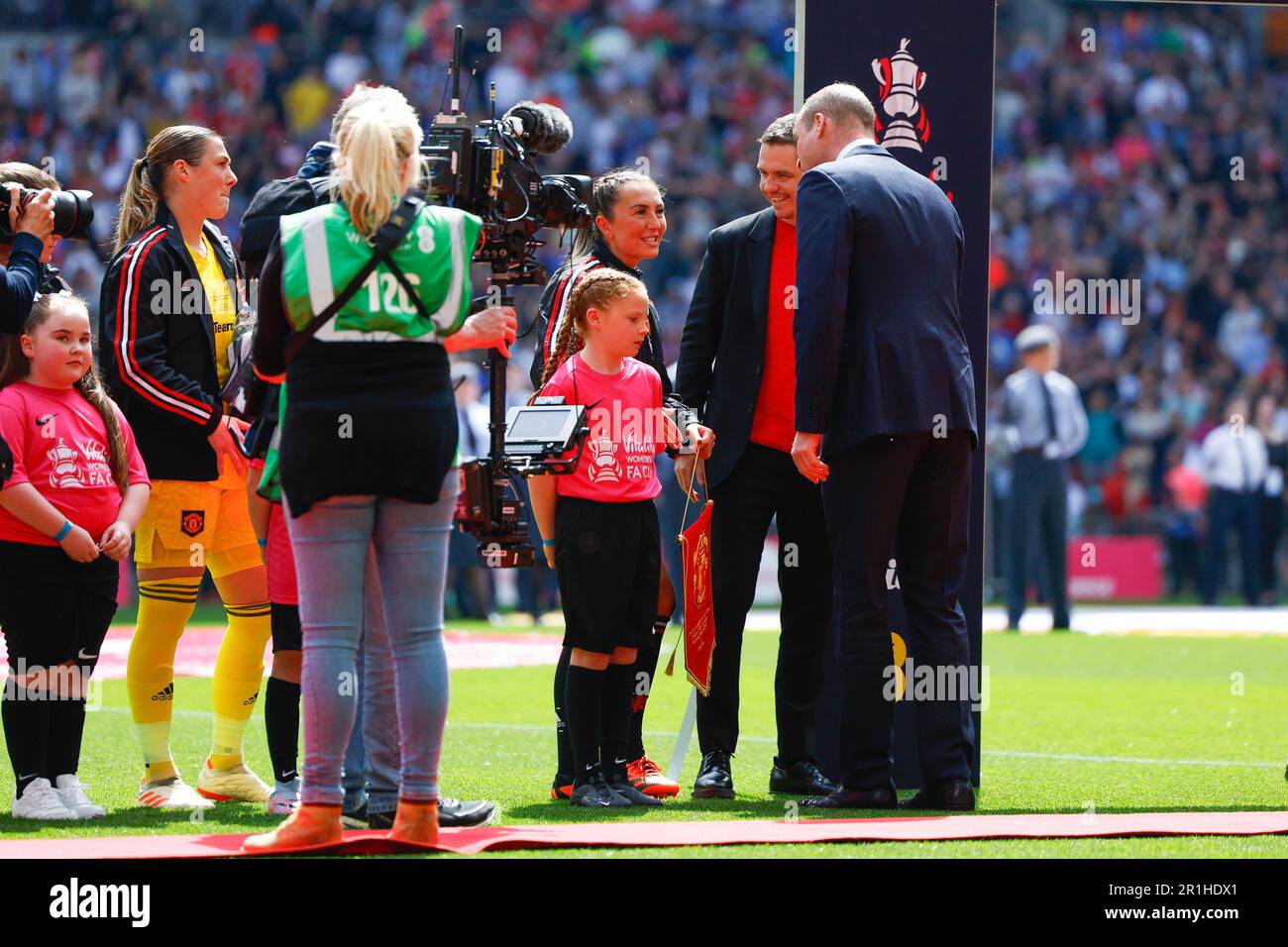 Londra, Regno Unito. 14th maggio, 2023. Il Principe William di Galles è presentato a Katie Zelem (10 Manchester United) durante la finale della Vitality Womens fa Cup tra il Chelsea e il Manchester United al Wembley Stadium di Londra, Inghilterra. (James Whitehead/SPP) Credit: SPP Sport Press Photo. /Alamy Live News Foto Stock