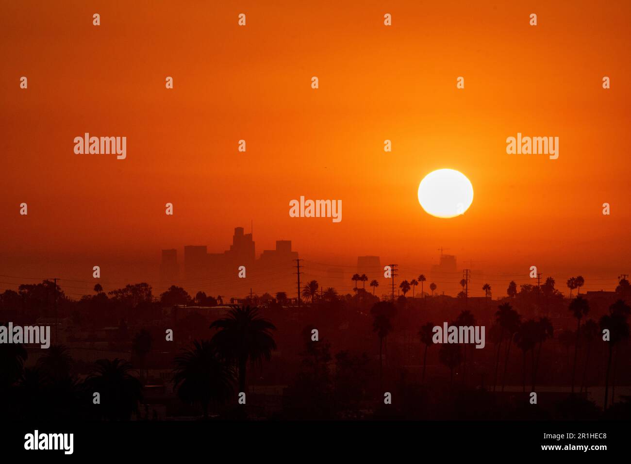 9/7/2022: Los Angeles, California, USA: Un caldo sole estivo sorge alla fine dell'ondata di caldo estivo che ha causato blackout e interruzioni di corrente Foto Stock