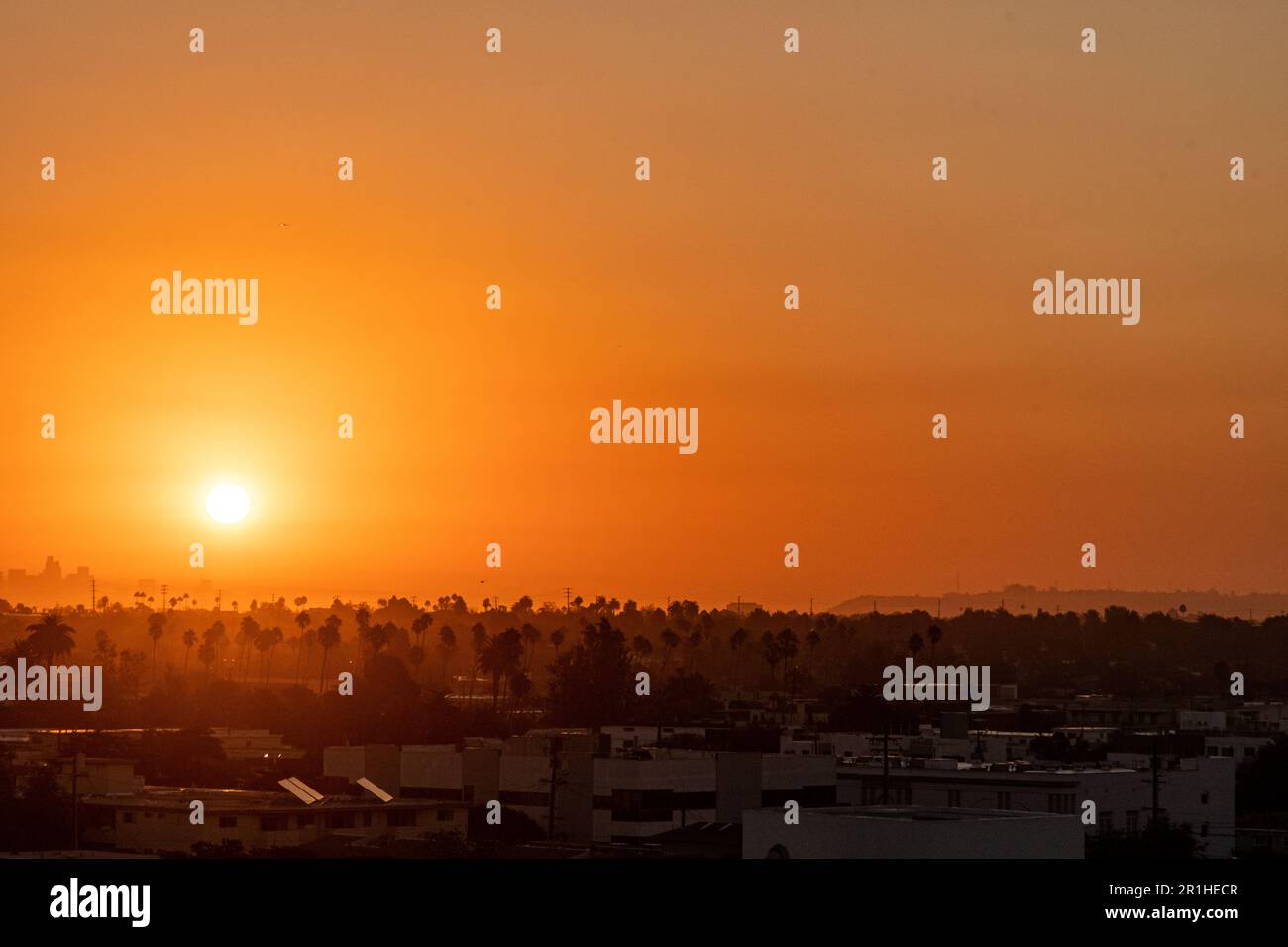 9/7/2022: Los Angeles, California, USA: Un caldo sole estivo sorge alla fine dell'ondata di caldo estivo che ha causato blackout e interruzioni di corrente Foto Stock