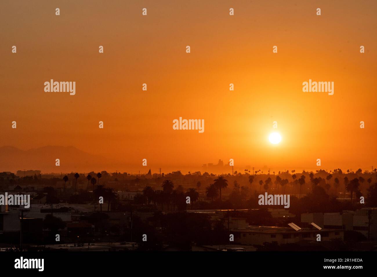 9/7/2022: Los Angeles, California, USA: Un caldo sole estivo sorge alla fine dell'ondata di caldo estivo che ha causato blackout e interruzioni di corrente Foto Stock