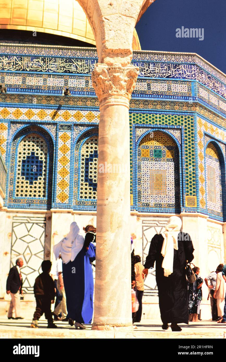 Israele: Gerusalemme: Gli uomini musulmani si avvicinano alla cupola dorata della moschea di roccia, luogo biblico del sacrificio di Abramo di suo figlio Isacco. Foto di Joan Iaconetti ca. 1995-1999 Foto Stock