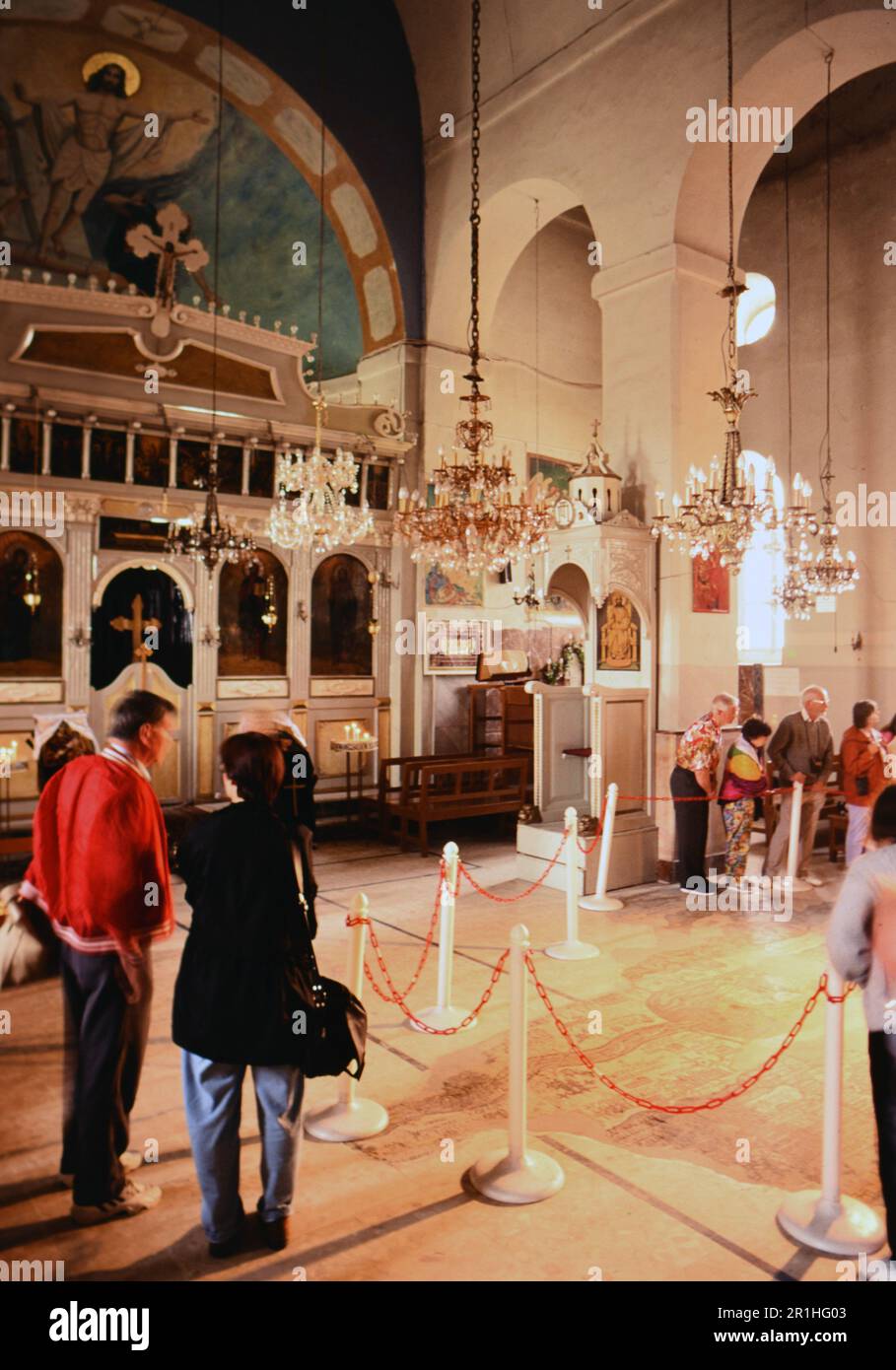 Giordania: S. George's Church nella città di Madaba; la mappa più antica della zona è in piastrelle a mosaico nel pavimento. Foto di Joan Iaconetti ca. 1995 Foto Stock