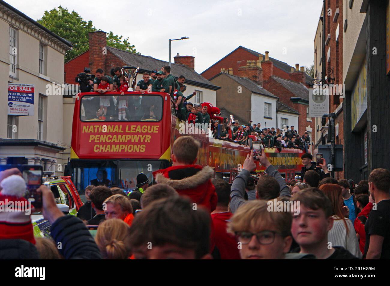 Wrexham FC sfilata di autobus festeggia il successo in campionato nazionale Foto Stock