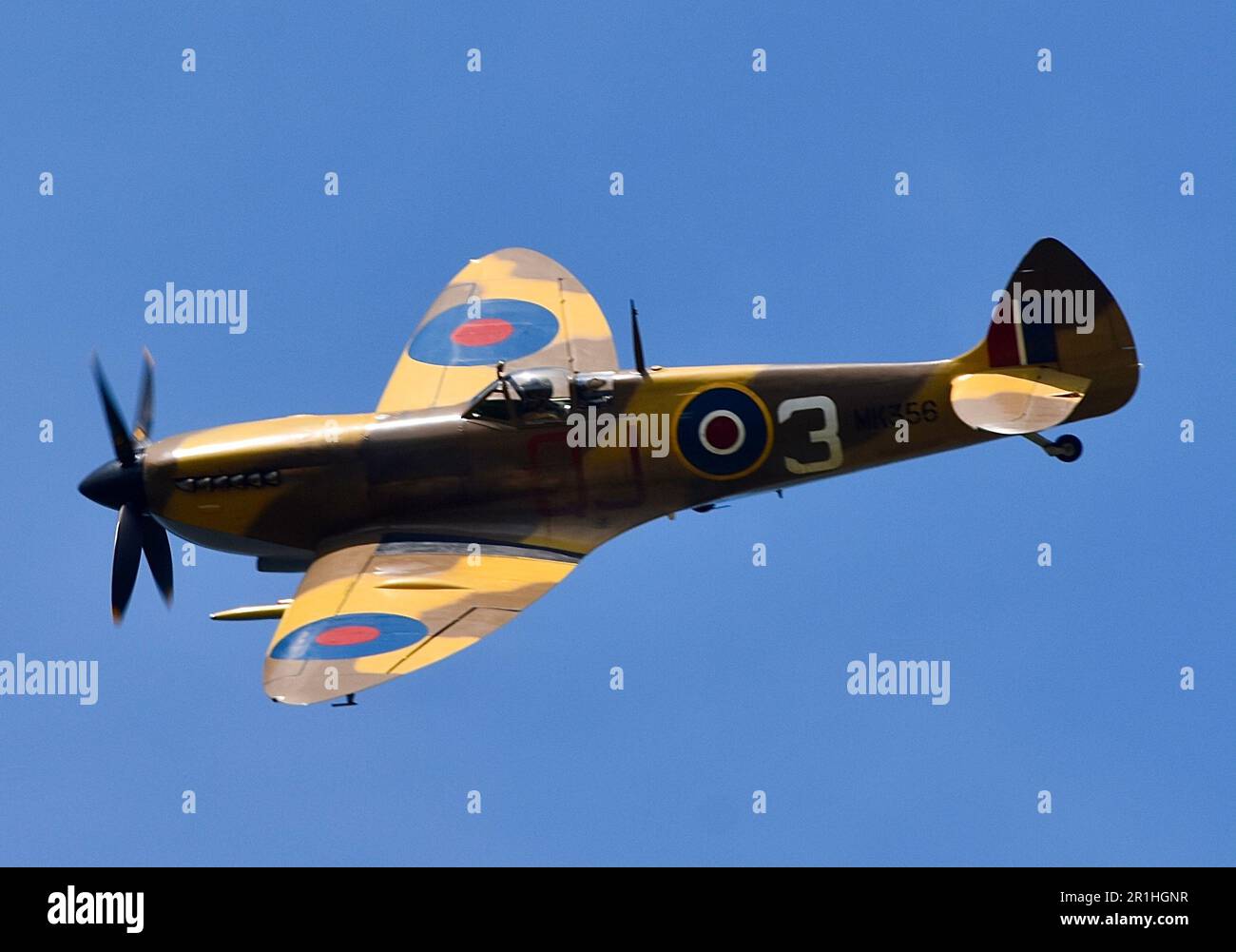 BBMF Spitfire Mk LF IXe MK356 al 1940's Day volare sopra Bressingham Steam Museum in Diss, Norfolk 14th maggio 2023 Foto Stock