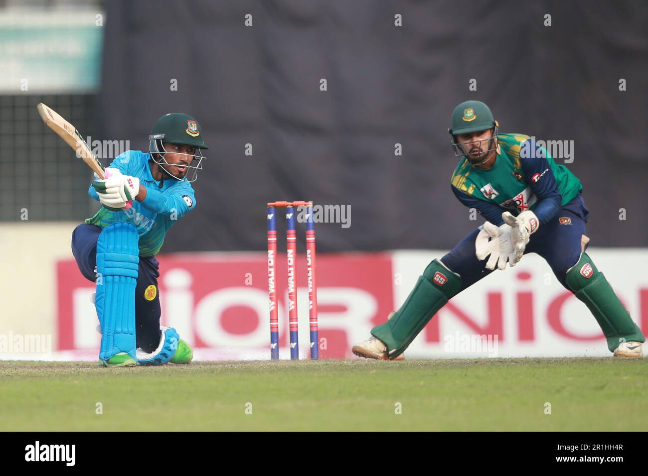 Abahani Ltd. Batter Afif Hossain durante il Dhaka Premier Division Cricket League 2022-23 super campionato partita tra Abahani Ltd. E Sheikh Jamal DC Foto Stock