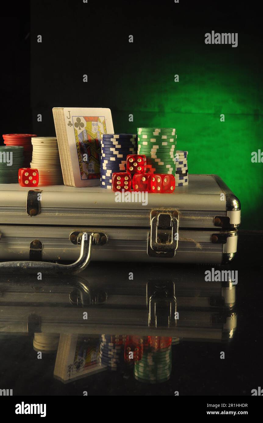 Valigia per casinò con chip, dadi e carte da gioco Foto Stock
