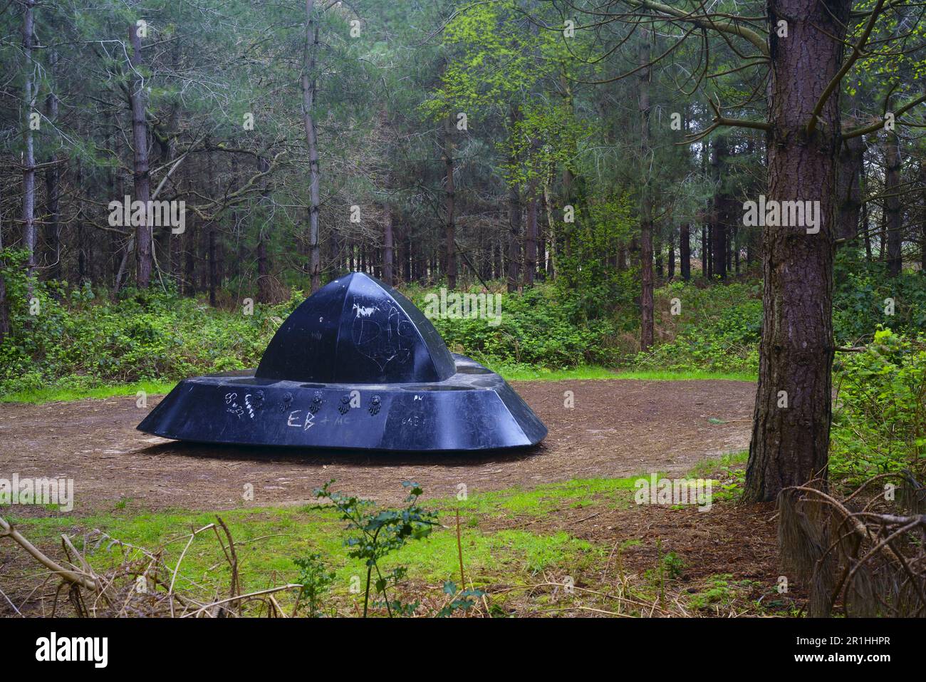 La replica ufo al sito di sbarco della foresta di Rendlesham. Foto Stock