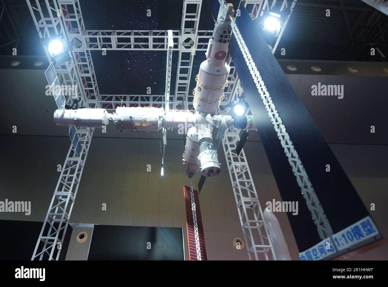 SHANGHAI, CINA - 10 MAGGIO 2023 - Un modello della stazione spaziale cinese 1:10 viene esposto durante il China Brands Day 2023 a Shanghai, Cina, 10 maggio 2023. Foto Stock