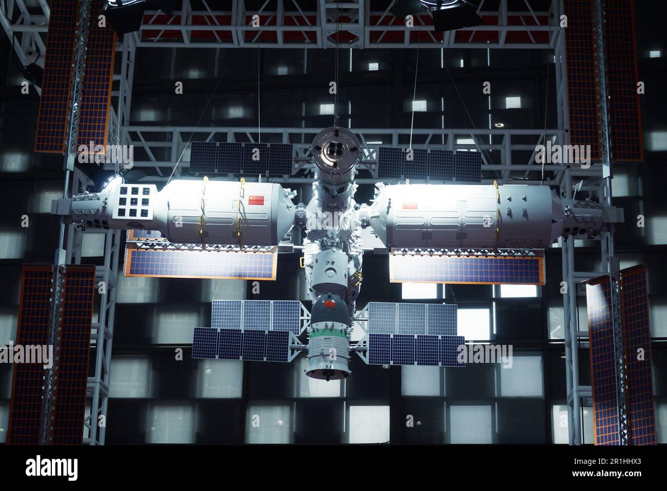 SHANGHAI, CINA - 10 MAGGIO 2023 - Un modello della stazione spaziale cinese 1:10 viene esposto durante il China Brands Day 2023 a Shanghai, Cina, 10 maggio 2023. Foto Stock