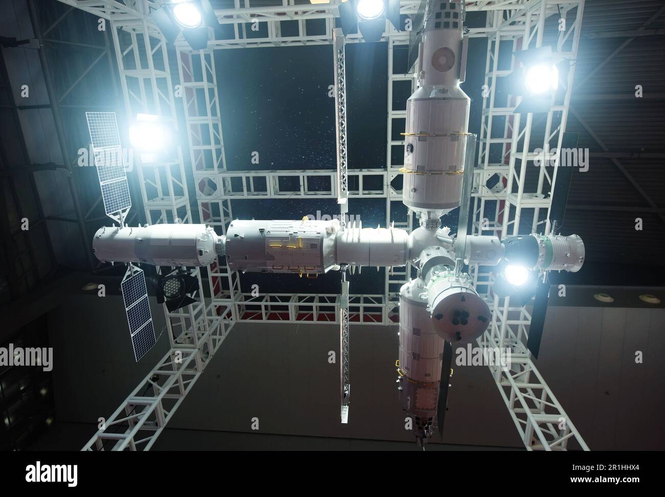 SHANGHAI, CINA - 10 MAGGIO 2023 - Un modello della stazione spaziale cinese 1:10 viene esposto durante il China Brands Day 2023 a Shanghai, Cina, 10 maggio 2023. Foto Stock