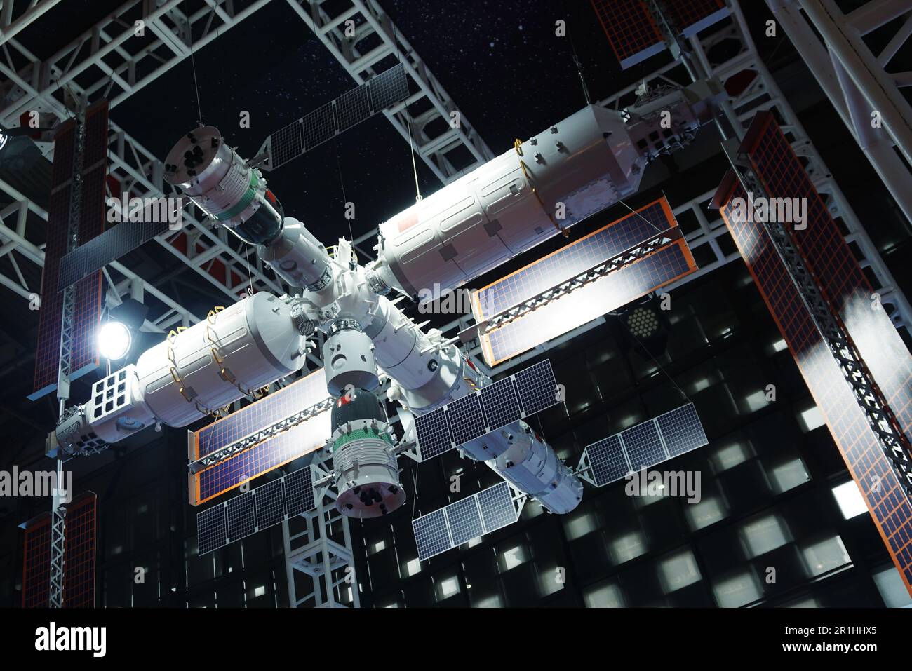 SHANGHAI, CINA - 10 MAGGIO 2023 - Un modello della stazione spaziale cinese 1:10 viene esposto durante il China Brands Day 2023 a Shanghai, Cina, 10 maggio 2023. Foto Stock