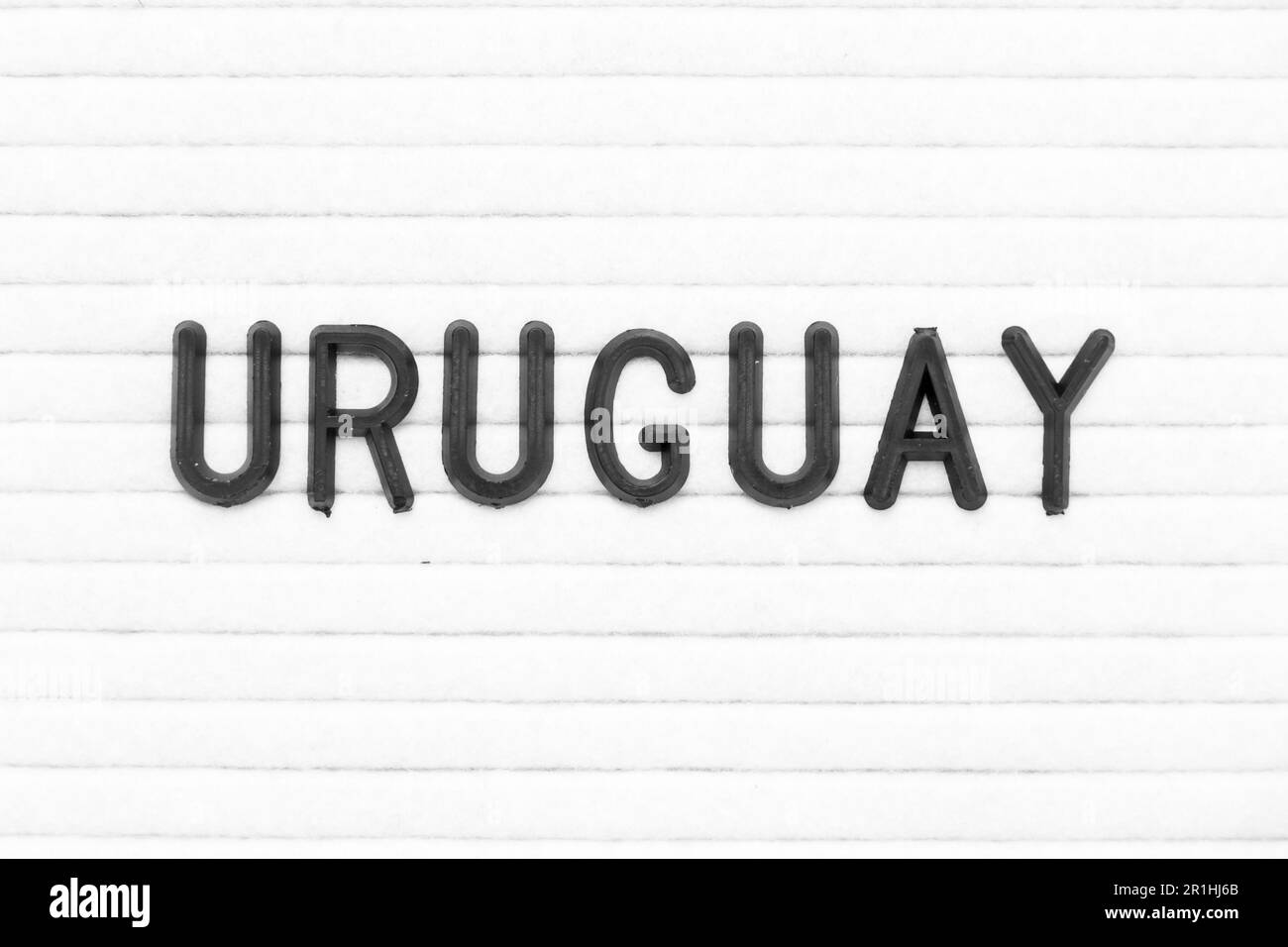Lettera di colore nero in parola uruguay su sfondo bianco cartone feltro Foto Stock
