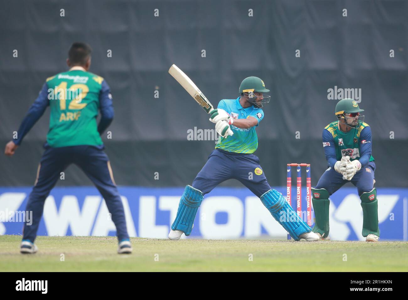 Abahani Ltd Batter Naim Sheikh batte durante la prima divisione Dhaka Cricket League 2022-23 partita super campionato tra Abahani Ltd. E Sheikh Jamal Foto Stock